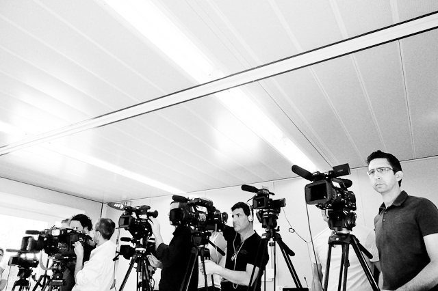 Stéphanie Roque et d'autres journalistes filment l'entraînement du club de football de montpellier, le MHSC