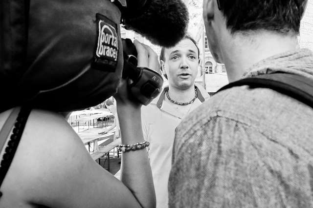 Christelle Chabaud et Frederic Bernheim interviewent un propriétaire de bodega à la féria de Béziers