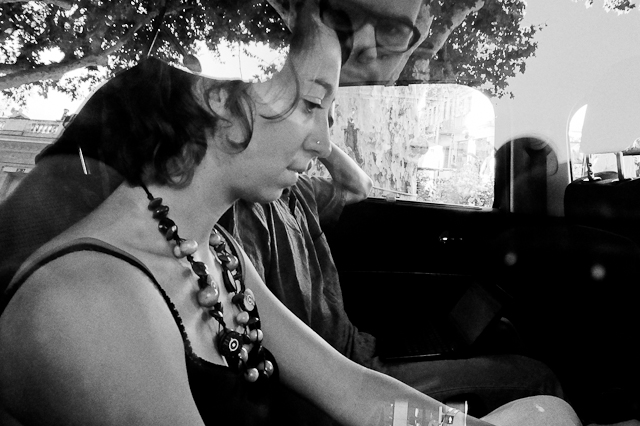 Frederic Bernhaim et Christelle Chabaud montent le sujet TF1 dans la voiture pendant la feria de Béziers