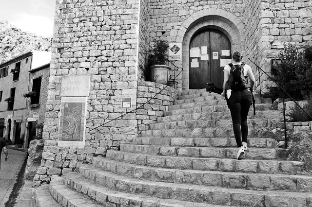 Stéphanie Roque sur les marches de l'office du tourisme de Saint Jean de Fos